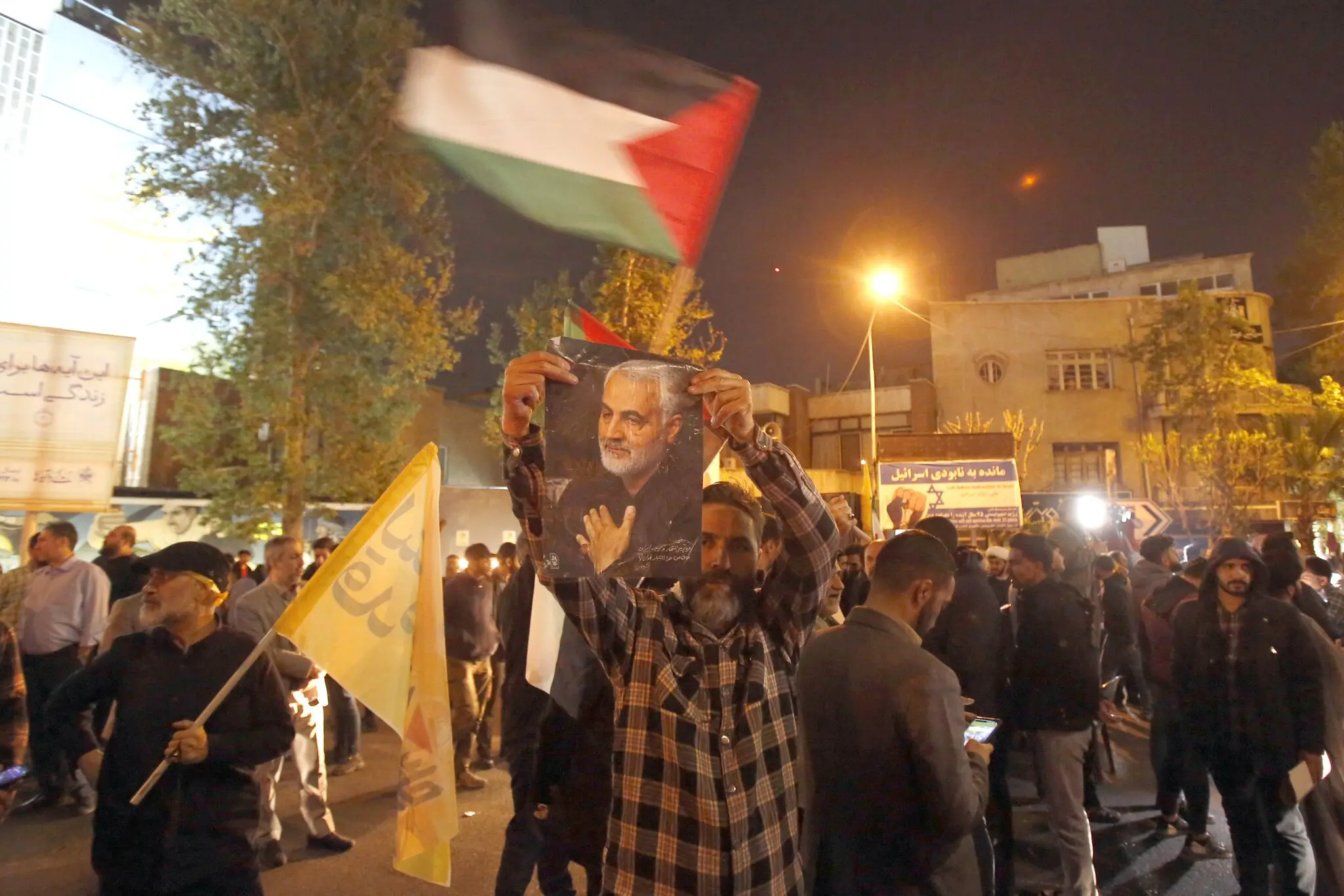 Іран і Сполучені Штати намагаються знайти вихід із одночасних криз